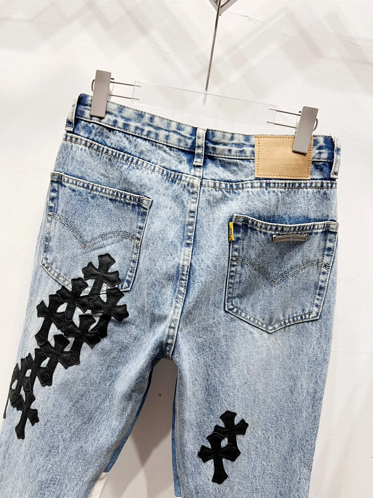 P290 Style No.: (c062) GALLERY DEPT. & Vintage multi-leather spliced cross loose washed flared jeans - truly restore the ultimate texture of Vintage - original hardware accessories washed and other elevators, QR code analysis are all purchased from the original factory, high degree of restoration, you are welcome to compare with a certain product~ - Three-dimensional version Loose and comfortable, not picky about the body shape, taller and slimmer, factory Seiko, original factory quality control, same style for men and women, can be matched with couples, versatile recommendation, must-have jeans for all seasons Size: 28-30-32-34-36 Color: blue